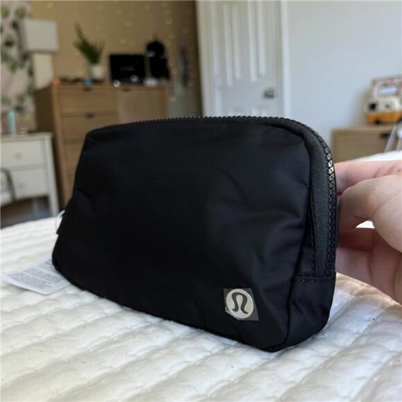 lululemon athletica Black Everywhere Belt Bag & NEW With Tags - Picture 10 of 12